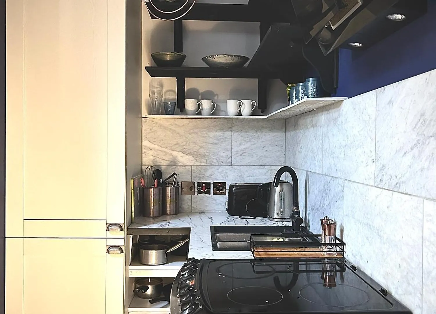 Central Brighton Stylish Studio Apartment